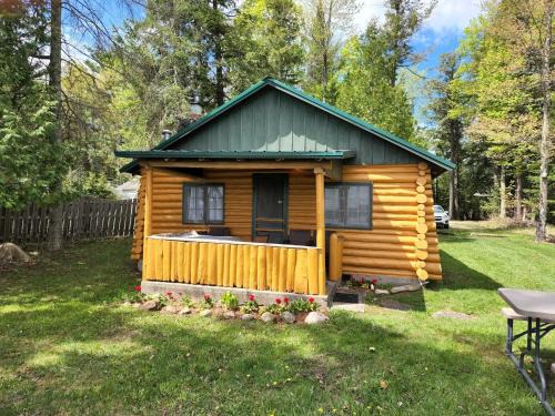 Williamsburg House | Cabin on the Lake