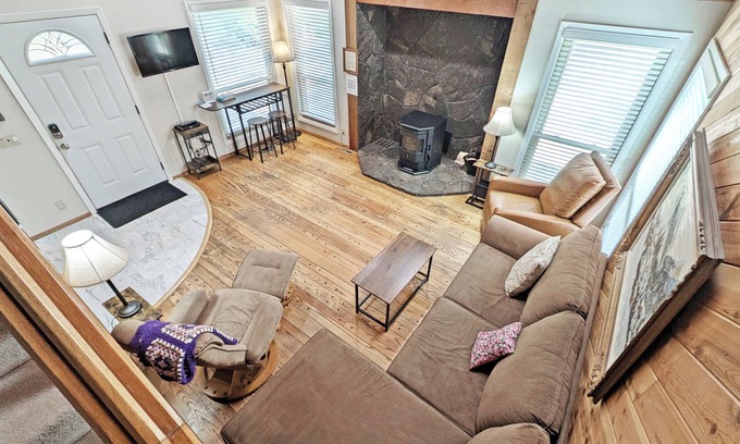 Overlook Park House | Cabin style home with pellet stove, A/C, & private hot tub - Sequoia 14