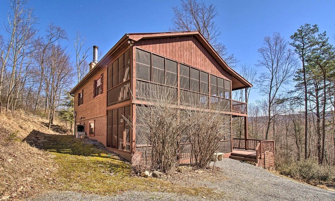 Mathias Cabin | Cabin w/Decks & Fire Pit Near Lost River!