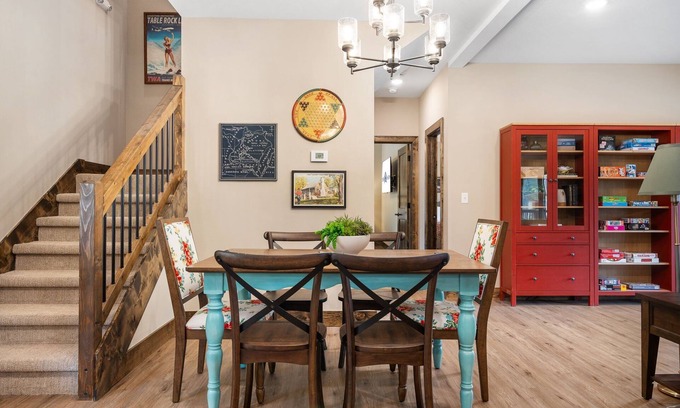 Hollister House | Cabin w Pvt Hot Tub-Outdoor TV-2 Bunk Rooms-Cmty Indoor Pool-Water View-Free Tickets