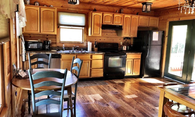 Rogers Cabin | Cabin with a pool, hot tub and wi-fi located close to Natural Bridge State Park