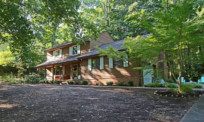 Fredericksburg House | cabin with bikes