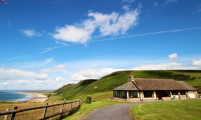 Rhossili House | Caemor - Four Bedroom House, Sleeps 10