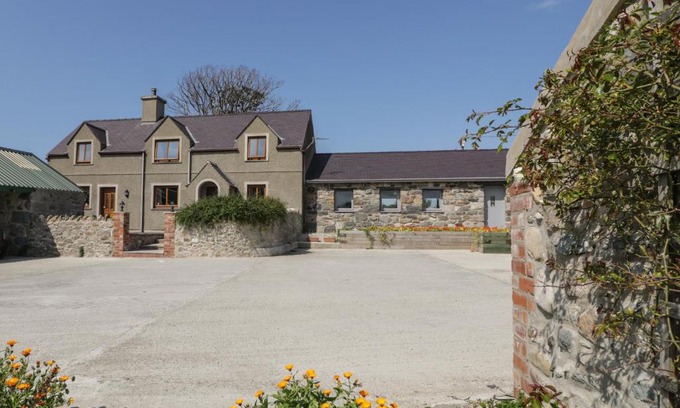 Dinas House | Caer Moel
