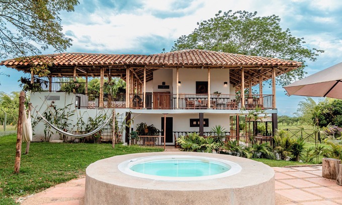 Montenegro Villa | CafeCasas Finca Boutique: Jacuzzi and Parque del Cafe