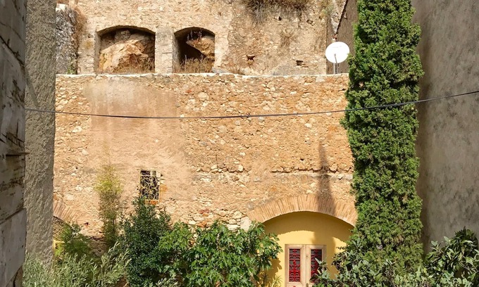 Fitou House | CAILLOUX D'OR - Old golden stone house, private parking, farmhouse with garden