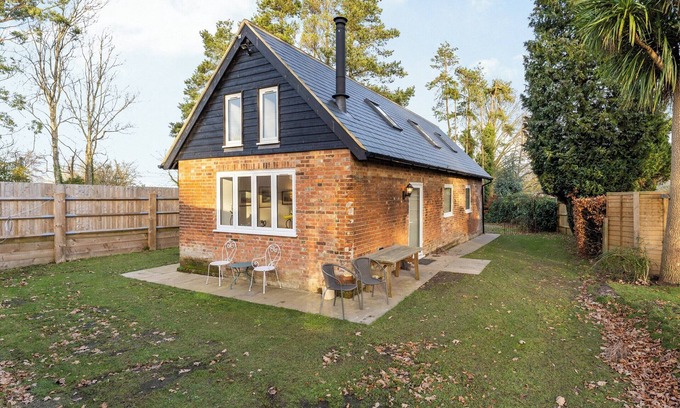 Battle Cottage | Caldbec House Stables - UK36599