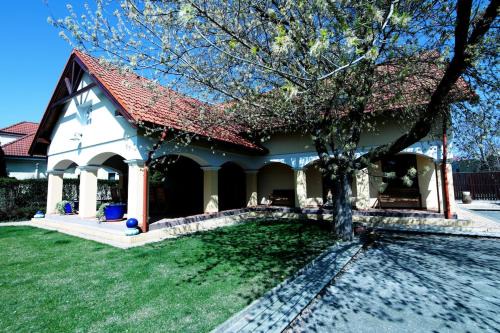 Samorin Apartment | Calm Luxury Villa Original Artworks Free Parking