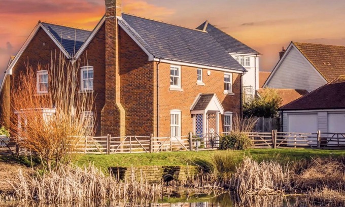 Camber Cottage | Camber Beach House - a cottage that sleeps 6 guests in 3 bedrooms
