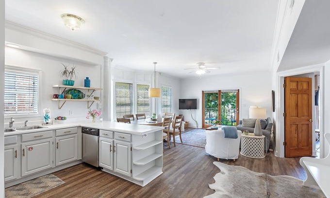 Fairhope Apartment | Camellia at Jubilee Suites Bed & Breakfast. 2K/2B.