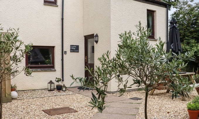 Lanlivery Cottage | CAMELLIA COTTAGE, pet friendly, with a garden in Lanlivery, Cornwall