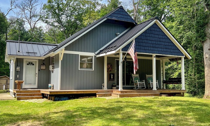 Harrison Cabin | Camp18, peaceful cabin in the woods, trail access, come ride in Leota.