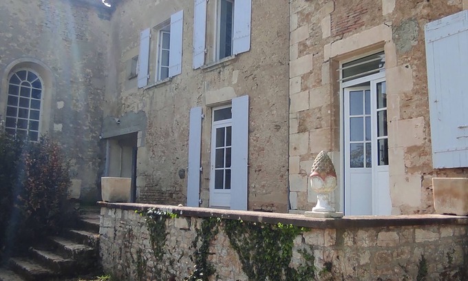 Champdeniers House | CAMPAIGN Rural gite, large house to welcome friends or family.