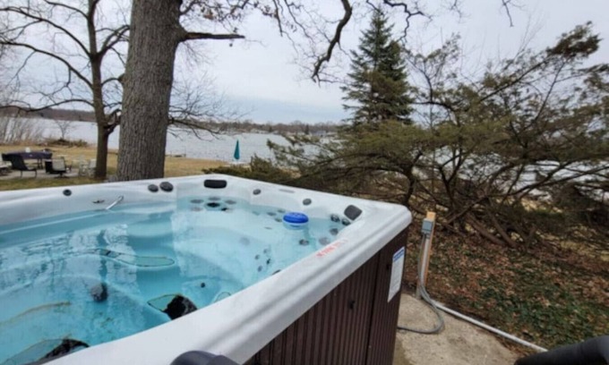 Alto Apartment | Campau Lake 2 cottage 2 king, hot tub, pool, kayak