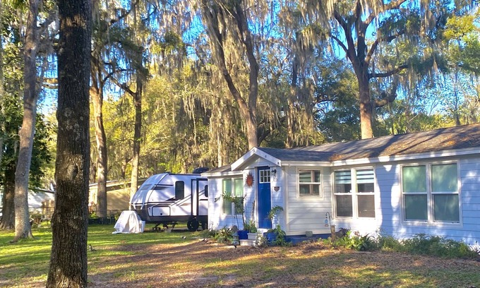 Doctors Inlet House | Camping in Style in new 2022 RV. Firepit, hammock, Dog Friendly, Boat Ramp,