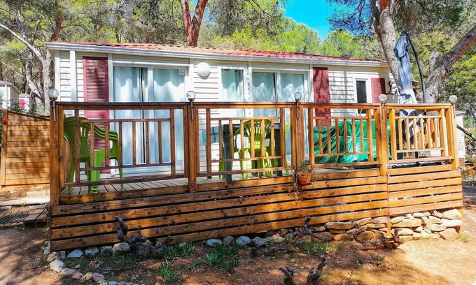 Castelnau-de-Guers House | Campsite Residential La Pinède * - Large wide CONFORT -2 bedrooms 30m2- *Clim, terrace, TV* 6 persons