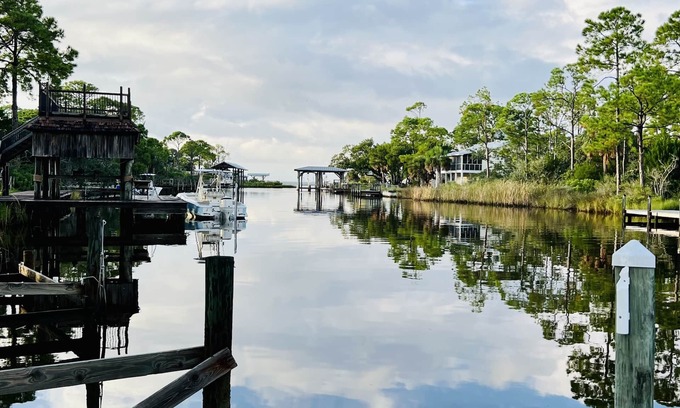 St. George Island House | Can't decide on the beach or the bay? The Seahorse Shanty is for you!