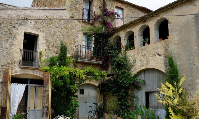 Sant Jordi Desvalls Apartment | CAN TAT, Loft in a old coach house