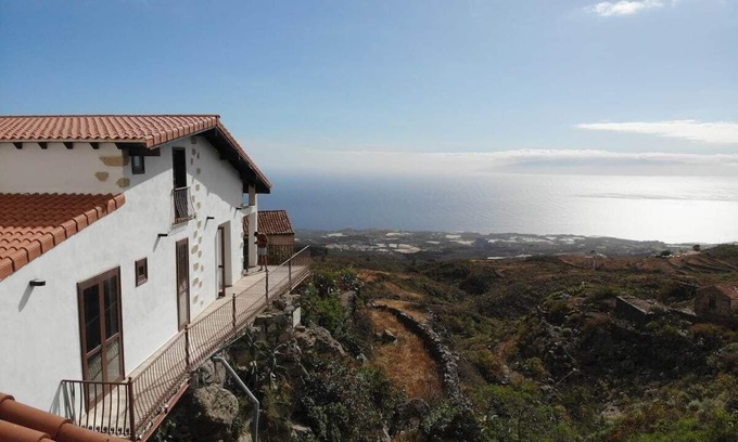 Guia de Isora House | Canarian style house with sea views and terrace