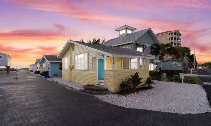 Indian Shores Cottage | Canary Beach Cottage - steps to the sand!