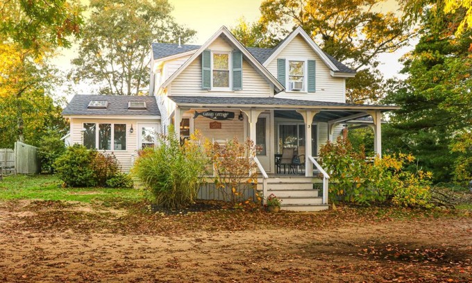 Oak Bluffs House | Canary Cottage