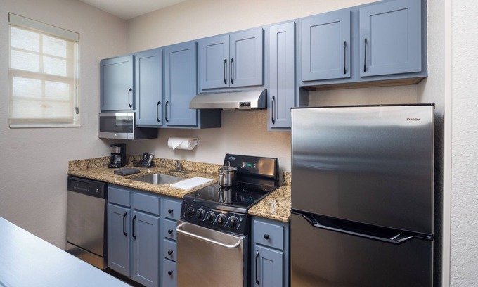 Miami Lakes Hotel | Candlewood Suites Miami Lakes by IHG
