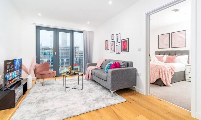 Theatreland Birmingham Apartment | Candy Suite by Home Bay - City Centre