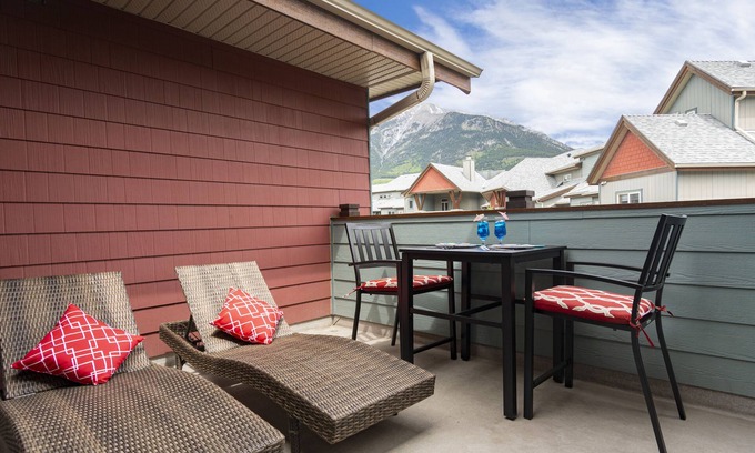 Canmore Condo | Canmore Escape 1 Bedroom Condo. Swimming Pool and Hot Tubs.