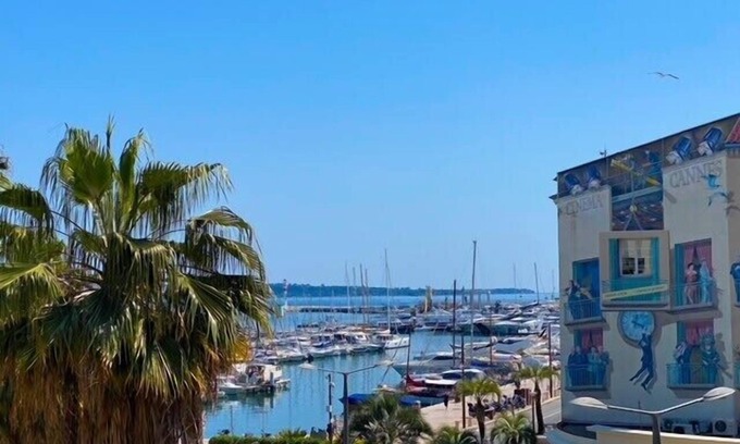 Le Suquet Apartment | Cannes: historic district apartment with terrace and port view