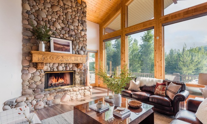 Deer Valley Cottage | Canopy by Avantstay 8 BR Cabin w/ Hot Tub, Movie Theatre & Sauna