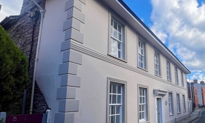 Brecon Apartment | Cantre Selyf - Spacious Apartment in our Historic Home in the Centre of Brecon