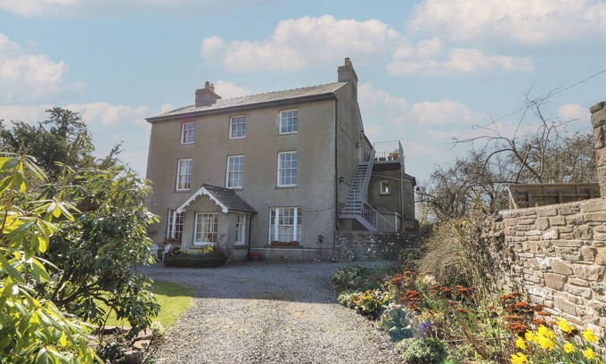 Llanfrynach Cottage | CANTREF HOUSE TOP FLOOR, romantic, with a garden in Brecon