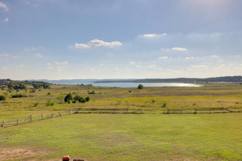 Canyon Lake House | Canyon Lake Townhome with Balcony, Deck and Yard!