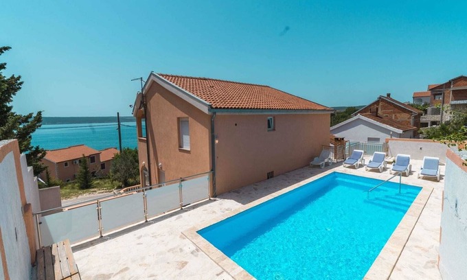 Maslenica Villa | Capacious Holiday Home in Maslenica