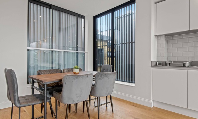 Cazenove Apartment | Capacious Three Bed Apartment in Slindon Court by MySquare