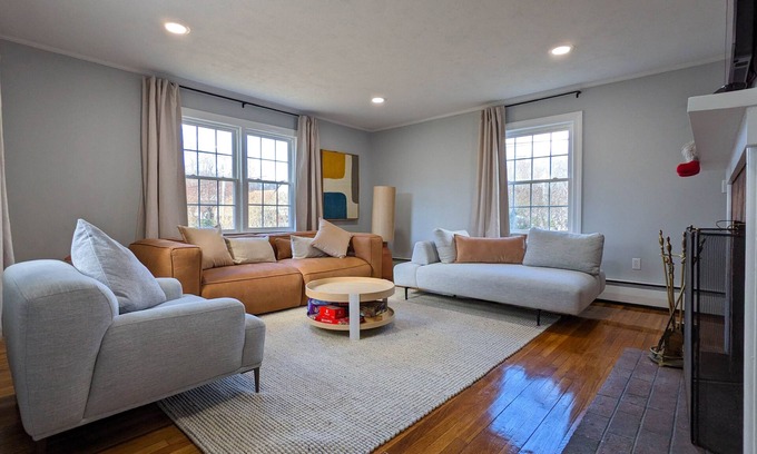 Falmouth House | Cape Cod Vacation in style! Close to Main Street & Beautiful Beaches