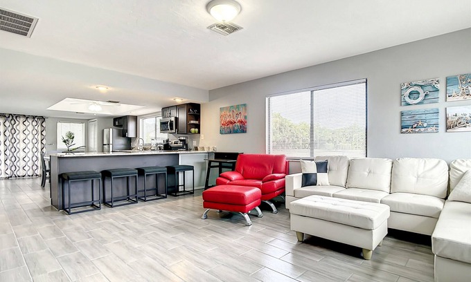 Pelican House | Cape D' Harbour -Remodeled w Saltwater Heated Pool