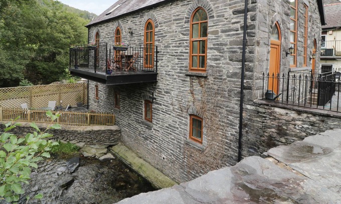 Machynlleth Cabin | CAPEL EBENEZER, pet friendly, character holiday cottage in Corris