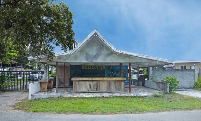 Downtown Kota Kinabalu Hotel | Capital O 90557 Dedsaan Beach Village