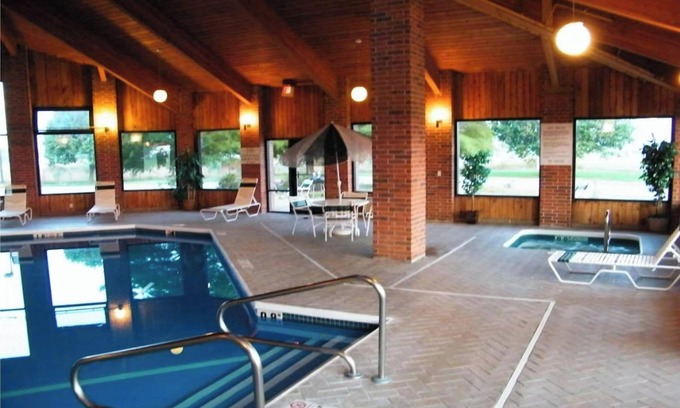 Mexico Hotel | Capital O Amerihost Inn and Suites Mexico Hwy 54 MO