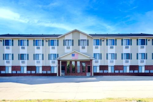 Kingdom City Hotel | Capital O Amerihost Inn and Suites Kingdom City Hwy 54 MO