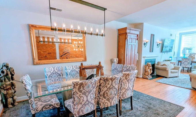 Near Northeast House | Capitol Hill 6 Bedroom Townhouse with off street parking!