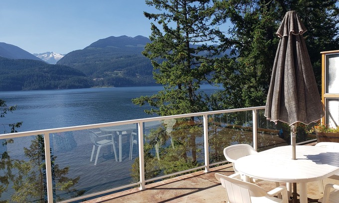 Kootenay Bay House | Captain's Landing Lakefront Suite w Canoe in Kootenay Bay, British Columbia!