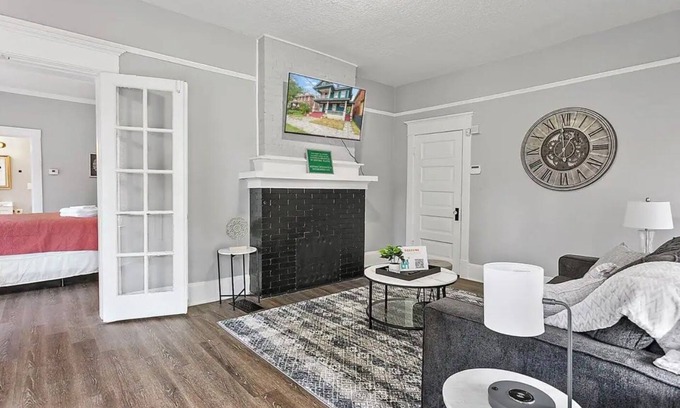 Springfield Apartment | Captivating 1BR Retreat on 10th Street