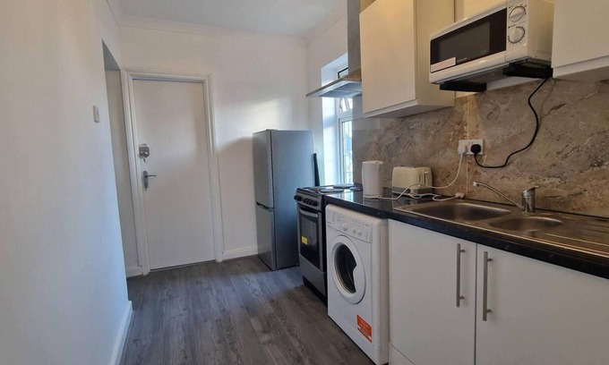 Clayhall Apartment | Captivating 2-bed Apartment in Ilford
