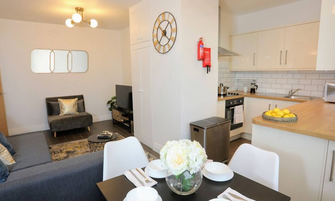 Watford Town Centre Apartment | Captivating & Modern 1Bedroom/1Bathroom with free parking in Watford