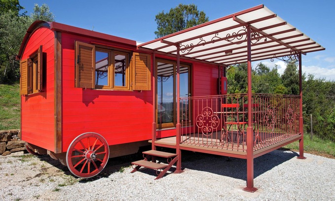 Suvereto House | Caravan 'Volpe Rossa' with Shared Garden and Air Conditioning