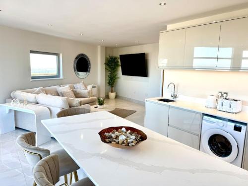 Cardiff City Centre Apartment | Cardiff Skyline Penthouse Apartment Free Parking Sleeps 8