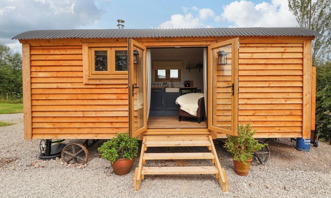 Gwaenysgor Near Prestatyn Cottage | CARIAD MAWR, pet friendly, character holiday cottage in Prestatyn