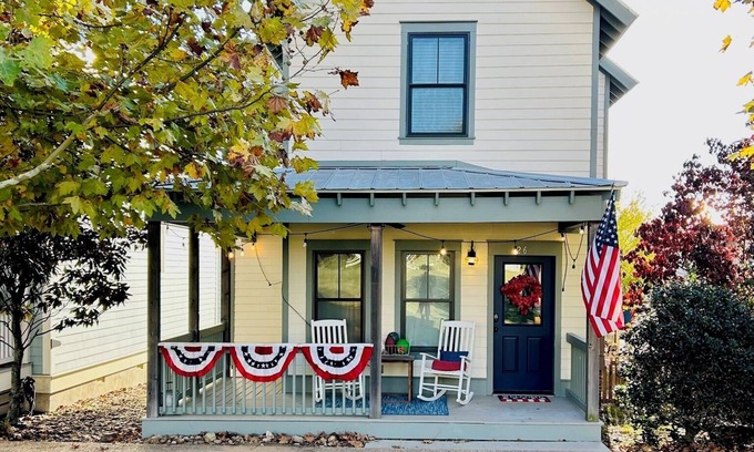 Eufaula House | Carlton Landing Cottage w/Putting Green & Arcade Game